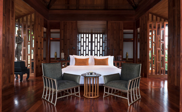 五间卧室海滨别墅的餐厅，安缦璞瑞度假村，泰国，木质框架玻璃门和圆形餐桌。