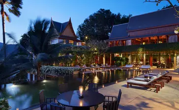 Villa de cinq chambres avec piscine et terrasse illuminées au crépuscule à Amanpuri, Thaïlande.