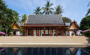 Villa con cuatro dormitorios y jardín en Amanpuri, resort en Tailandia, con piscina reflectante.