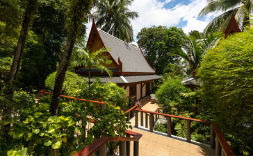 Pavilion de piscina rodeado de vegetación tropical en el resort Amanpuri, Tailandia.