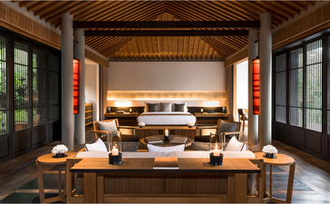 লেক প্যাভিলিয়নের অভ্যন্তরীণ দৃশ্য, অমানোই রিসর্টে কাঠের বিস্তৃত সিলিং এবং আধুনিক আসবাবপত্র সহ।