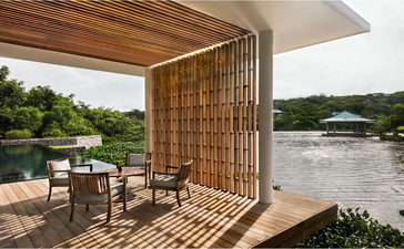 Amanoi resort میں دریا کے کنارے پر چھایا دار ڈھانچے کے تحت بیٹھنے کی جگہ۔