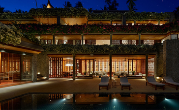 アマンプリのナインベッドルームオーシャンヴィラの、ライトアップされたテラスと照明プールの夜景。