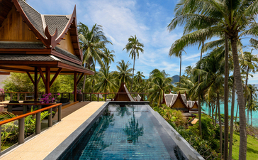 Piscina alargada junto a pabellón con techumbre en la Piscina Oceánica de Amanpuri, resort en Tailandia.
