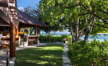 アマンプロのリゾートにある1ベッドルームのヴィラへの道。木々に囲まれた緑の庭園と海の景色。