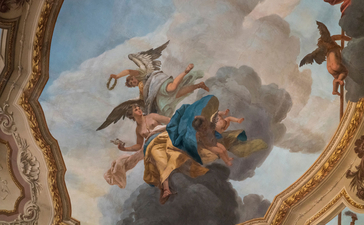 帕帕多波利套房天花板壁画，安缦威尼斯酒店，描绘古典神话人物和天使的巴洛克风格装饰。