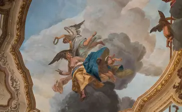 Affresco del soffitto nella Stanza Canal Grande di Aman Venice, con figure mitologiche e dettagli dorati.