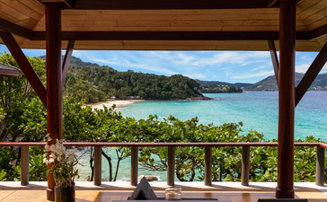安缦璞瑞度假村海景露台，可眺望翠绿海湾和远处山脉。