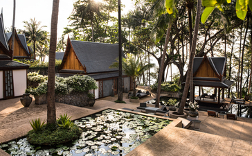 Villa a sei camere con giardino tropicale e stagno presso il resort Amanpuri, Tailandia.