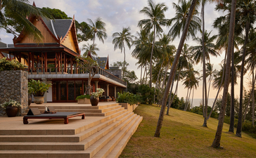 Villa a sei camere con terrazza in legno e palme da cocco, Amanpuri, Tailandia.