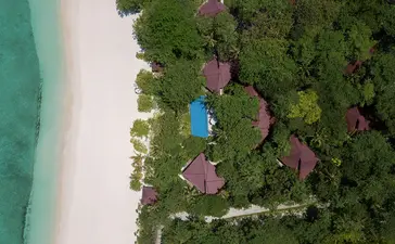 Villa trois chambres avec plage privée et lagon turquoise à Amanpulo, resort aux Philippines.
