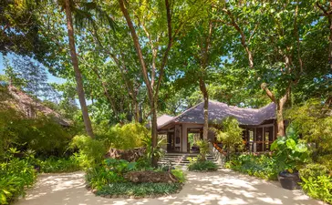 Pavillon ombragé parmi la végétation tropicale à Amanpulo, resort aux Philippines.