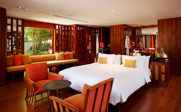 Drei-Zimmer-Gartenvilla mit Schlafzimmer in Holztönen und zwei Einzelbetten bei Amanpuri Resort, Thailand.