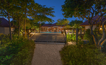 アマンプロのリゾート内、照明灯に彩られた夜間の庭園通路。