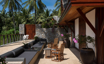 Zwei-Schlafzimmer-Poolpavillon mit Terrasse und Loungesessel bei Amanpuri, Thailand.