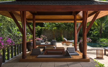 Holzpavillon mit Swimmingpool und Liegen am Amanpuri Resort in Thailand.