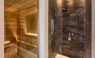 Sauna et salle de douche à Amanzoe, la station balnéaire.