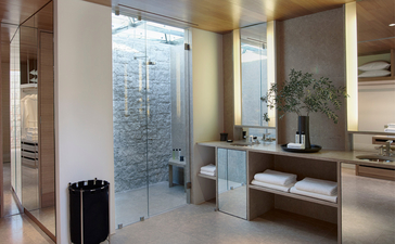 Salle de bains contemporaine avec douche à l'italienne et vasque en bois, Amanzoe.