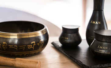 アマン ヴェニスのホテルギャラリーに飾られた、黒い陶製の装飾品と金色の縁取りのある碗。