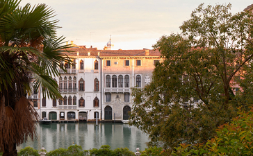 アマン ヴェニスのホテルから見たヴェネツィアの運河と色彩豊かな建築物。