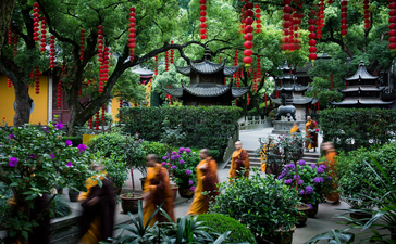 Lush garden courtyard at Amanfayun with traditional pagodas and lanterns amongst verdant vegetation.