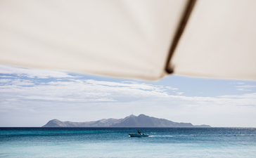 アマンプロ リゾートからの眺め。ターコイズブルーの海と遠方の島々が見える景観。