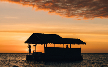 アマンプロ リゾートの水上バンガローが夕焼けに浮かぶ