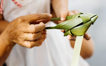 Familie beim Gemüseschneiden in der Amanpuri-Resort-Aktivität.