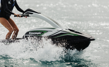 Wakeboarder in Aktion beim Wassersport an der Amanpuri Resort.