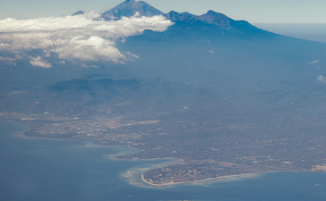 安缦湾澜度假村周围的岛屿和蔚蓝海水，从空中俯瞰。