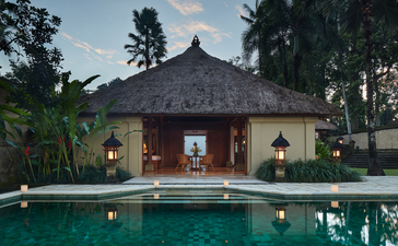 アマンダリ・リゾートのスイートルーム、プール越しに見る夜間のパビリオン。