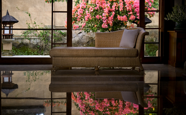 アマンダリ・リゾートのスイートルームの、花で彩られたテラスを望むソファ。