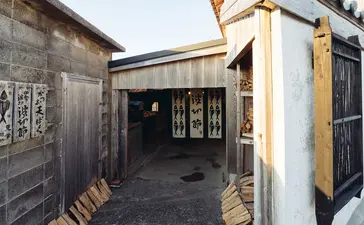安缦伊沐度假村的传统日式建筑外观,木质门窗和石墙相融。