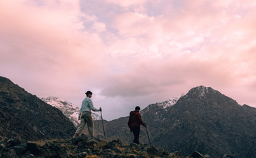 两位访客在安缦珍纳度假村的山顶眺望远处的群山。