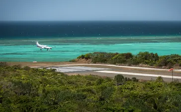 アマンプーロ リゾートの上空から見たターコイズブルーの海と白い砂浜、緑の島々。