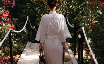 宾客沿着安缦璞乐度假村花卉走廊漫步。