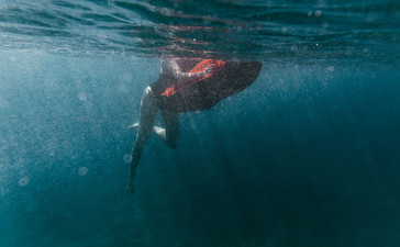 アマンゾイ・リゾートでのシュノーケリング体験中、海中で泳ぐゲストを撮影した写真。