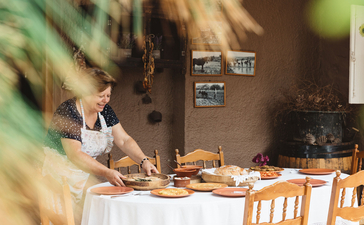 アマンゾイ リゾートでのダイニング体験、オレンジ色のテーブルランナーが敷かれたテーブル。