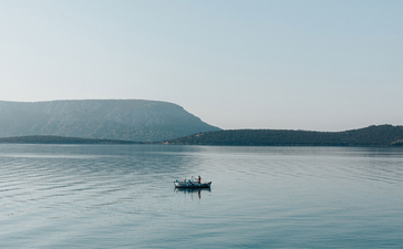 アマンゾイのリゾートで、穏やかな海に浮かぶ小さなボート。