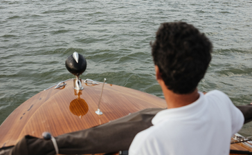 アマン ヴェニスのプライベートボートツアーで、ヴェネツィアの水路を進むキャプテン。