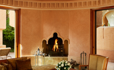 安缦珍纳度假村的圆形建筑内，温暖的土色墙壁映衬着精选家具和艺术品。