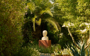 安缦珍纳度假村的客人在郁郁葱葱的花园中放松身心。