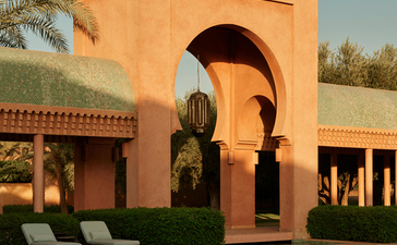 安缦珍纳度假村的建筑，粉红色摩洛哥风格建筑与水景相映。