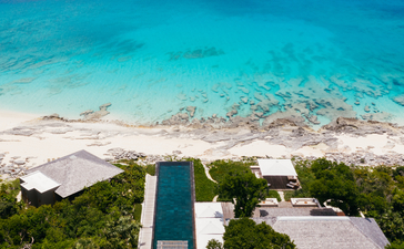 Vue aérienne de la Villa de l'Artiste à Amanyara, avec plage privée et lagon turquoise.
