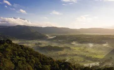 アマンキラ リゾートから見下ろす、緑の谷間と遠くの山々の風景