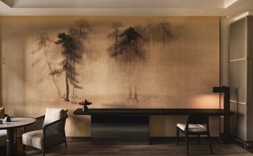 アマン ニューヨークのプレミアスイート。床から天井までの窓、最小限のデザインの家具、壁に描かれた樹木のアートワーク。