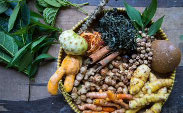 Local spices and ingredients displayed at Amanjiwo, including turmeric, garlic, and dried herbs.