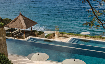 Piscina infinita de retrato con vistas al mar en el resort Amankila.