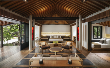 安缦诺怡度假村家庭别墅的开放式海景泳池区，木质天花板和现代家具营造宁静氛围。