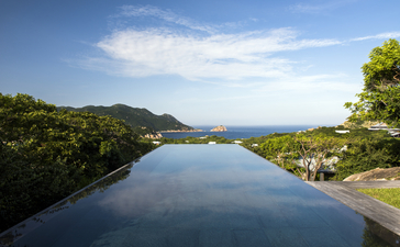 アマノイ リゾートの4ベッドルーム ヴィラからの静かな川と緑の山々の眺め